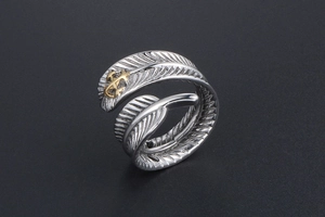 Vue détaillée de la bague plume vintage en acier titane avec accent d'étoile dorée