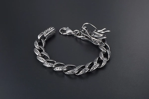 Vue macro détaillée de la sculpture de tête de dragon et de la texture d'écailles sur le bracelet