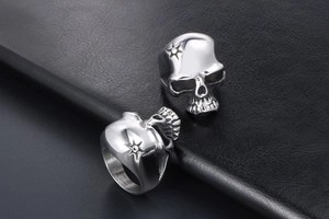 Détail de la bague tête de mort vampire vintage avec étoile gravée en acier inox