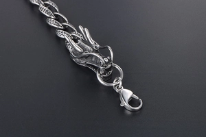 Gros plan sur un bracelet dragon en acier titane vintage avec un fermoir mousqueton robuste