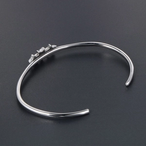 Bracelet jonc ouvert en acier inoxydable argenté avec trois breloques feuilles vintage