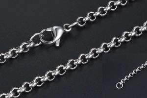 Dettaglio macro della catena Rolo in acciaio al titanio argento con chiusura a moschettone