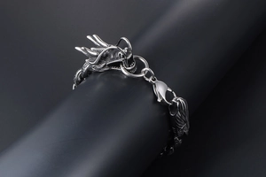 Gros plan détaillé d'un bracelet tête de dragon argenté vintage avec texture d'écailles
