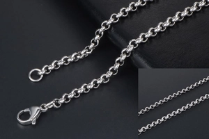 Vista ravvicinata di una collana rolo in argento lucido con chiusura a moschettone