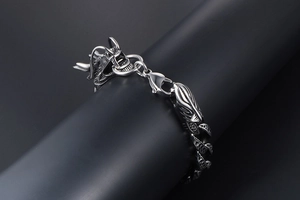 Gros plan du bracelet tête de dragon rétro en acier antique montrant des détails précis