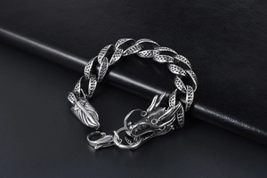 Détail du bracelet dragon argent vintage avec chaîne à écailles et fermoir tête de dragon