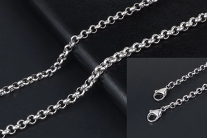 Collana a catena rolo in argento lucido con dettaglio di chiusura a moschettone