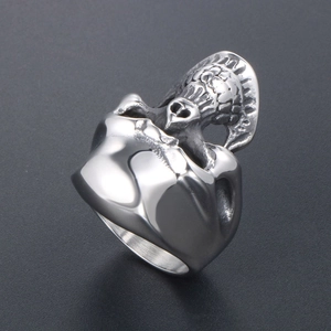 Bague tête de mort vampire vintage en acier inoxydable avec finition gothique brossée