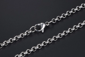 Dettaglio della collana in acciaio al titanio argento con maglie rotonde e chiusura a moschettone