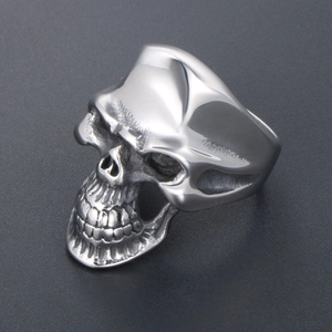 Bague tête de mort en acier inoxydable poli au design gothique punk détaillé