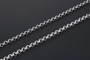 Primo piano dettagliato di una catena rolo in metallo argento con finitura lucida a specchio