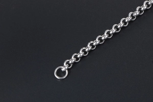 Dettaglio ravvicinato delle maglie di una catena in acciaio al titanio su sfondo nero