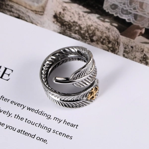 Bague vintage plume en acier titane avec accents d'étoiles dorées sur carte