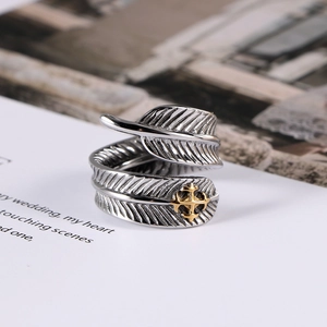 Bague en acier titane rétro avec motif de plume et croix dorée pour homme