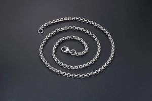 Dettaglio della catena a maglie in acciaio inossidabile argento con chiusura a moschettone