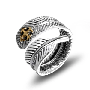 Bague plume vintage en acier titane avec accent croix dorée pour homme style rétro