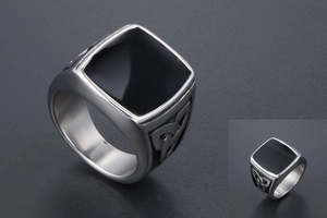 Détail d'une bague homme sertie d'une pierre noire carrée et motifs de nœuds celtiques