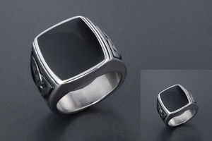 Détail de l'incrustation en émail noir et de la gravure nœud celtique sur bague titane