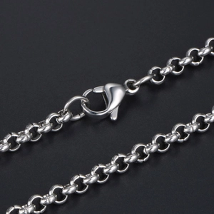 Dettaglio della collana da uomo in acciaio al titanio lucido con chiusura a moschettone