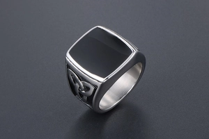 Détail de la bague chevalière avec émail noir et gravures de nœuds celtiques