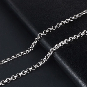 Collana a catena rolo in acciaio inossidabile argento da uomo su pelle nera lucida