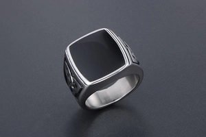 Détail d'une bague chevalière pour homme avec incrustation noire et gravures celtiques