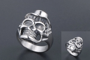 Dettaglio dell'anello teschio punk con cilindro e finitura in acciaio vintage