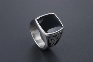Détail d'une bague carrée pour homme en émail noir avec motifs celtiques Triquetra