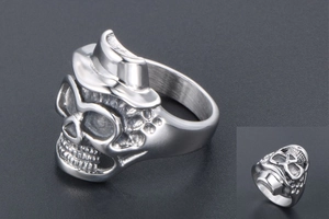 Dettaglio macro dell'anello teschio punk vintage con cilindro e acciaio lucido