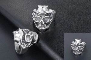 Dettaglio dell'anello teschio con cilindro e finitura in metallo invecchiato stile vintage
