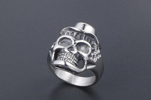 Dettaglio macro dell'anello punk in acciaio a forma di teschio con cilindro vintage