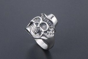 Dettaglio dell'anello teschio punk con cappello a cilindro in acciaio inossidabile