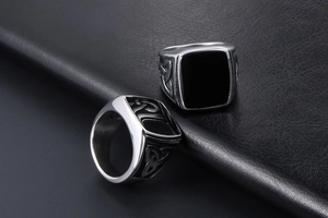 Détail de bague chevalière carrée avec émail noir et gravure celtique sur l'anneau