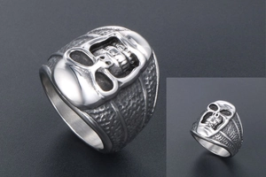 Détail macro d'une bague punk tête de mort pour homme avec texture martelée et fini argent