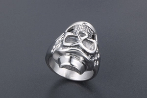 Dettaglio macro dell'anello teschio argento vintage con trame a rilievo e finitura opaca