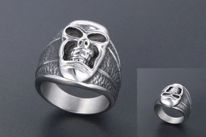 Gros plan d'une bague tête de mort punk montrant la texture brossée de l'acier titane