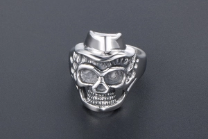 Dettaglio dell'anello punk teschio con cappello a cilindro e finitura argento antico