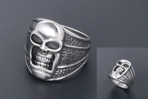 Gros plan détaillé d'une bague tête de mort rétro en argent au style punk gothique