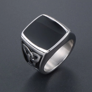 Bague chevalière homme en titane avec insert noir carré et motif de nœud celtique
