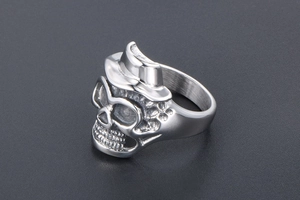 Dettaglio ravvicinato di un anello a teschio in acciaio vintage con cappello a cilindro