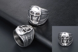 Gros plan détaillé de la bague crâne punk avec gravures et texture filetée sur les côtés