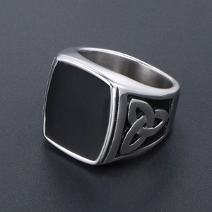 Bague pour homme en acier titane avec émail noir et gravures de nœuds celtiques