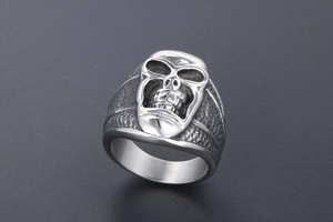 Détail d'une bague tête de mort punk en acier titane vintage avec finition texturée