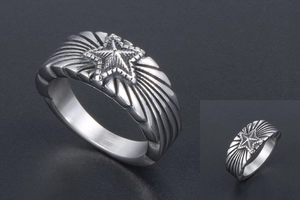 Vue détaillée d'une bague étoile vintage en acier titane avec motifs d'ailes radiaux