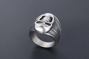 Détail macro d'une bague punk tête de mort avec relief poli et anneau texturé