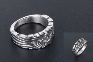Détail macro de bague pentagramme vintage avec gravure d'ailes gothiques en titane