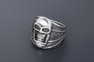 Détail macro d'une bague tête de mort punk en acier vintage avec anneau texturé et finition vieillie