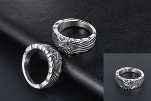 Détail macro de la bague gothique pentagramme avec relief d'ailes et acier brossé