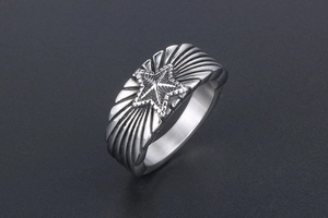 Vue rapprochée d'une bague étoile en titane vintage avec gravure en relief radiale