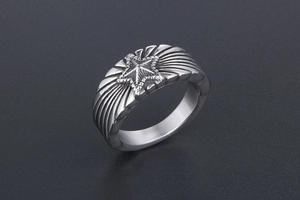 Vue détaillée d'une bague étoile vintage avec textures radiales industrielles en acier argenté